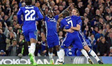 N'Golo Kante (kedua kanan) dipeluk rekannya seusai mencetak gol ke gawang Manchester United.