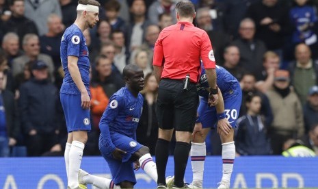 N'Golo Kante (kedua kiri) memegangi hamstringnya yang mengalami gangguan.