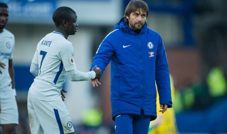 N'golo Kante (kiri) dan Antonio Conte.