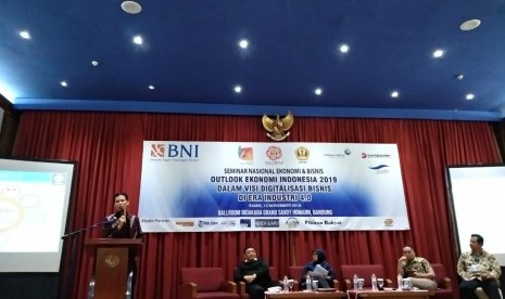 Naba Aji saat menyampaikan gagasannya pada seminar nasional yang digelar oleh IKA Unpad.