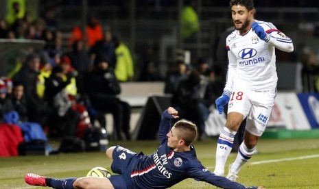 Nabil Fekir (R) of Olympique Lyon vies for the ball with Marco Verratti (L) of Paris Saint Germain during the French Ligue 1 soccer match, between Olympique Lyon and Paris Saint Germain, at the Stade Gerland in Lyon, France, 08 February 2015.