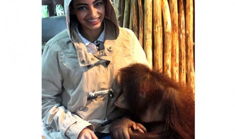 Nabila duduk bersama orang utan di TSI Cisarua Bogor