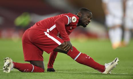 Naby Keita dari Liverpool bereaksi setelah dia cedera saat pertandingan sepak bola Liga Premier Inggris antara Liverpool FC dan Leicester City di Liverpool, Inggris, 22 November 2020. 