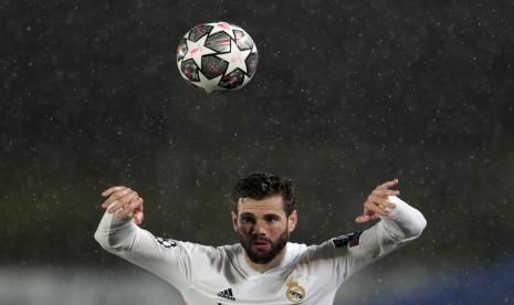 Nacho dari Real Madrid melakukan lemparan bola pada pertandingan leg pertama semifinal Liga Champions antara Real Madrid melawan Chelsea di stadion Alfredo di Stefano di Madrid, Spanyol, Selasa, 27 April 2021.