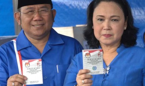 Nachrowi Ramli dan Istri saat mencoblos di putaran pertama Pilkada DKI