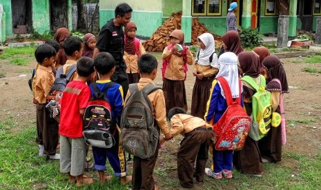 Nada Indana Zulfa bersama kelas 5 SDN 09 Pekat, Dompu, Nusa Tenggara Barat.