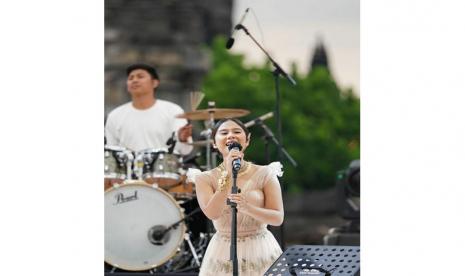 Nadin Amizah memeriahkan panggung Prambanan Jazz Festival (PJF) 2020 pada Ahad (1/11). Tahun ini PJF dihelat virtual karena pandemi Covid-19.