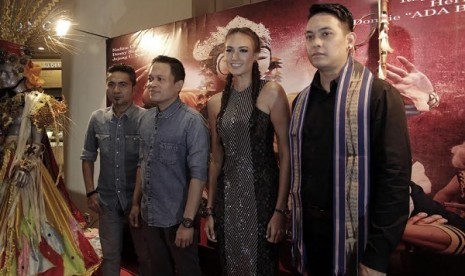 Nadine Chandrawinata dan personel Ada Band di gala premiere film Erau Kota Raja