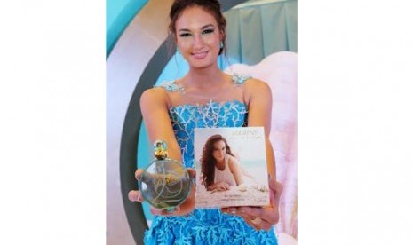 Nadine Chandrawinata saat peluncuran parfum pribadinya, Sea Gypsy