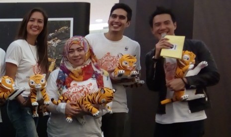 Nadine dan Marcel Chandrawinata tampak di antara sejumlah artis yang mendukung kampanye Double Tigers yang digencarkan WWF Indonesia