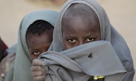 Nado Mahad Abdilli membangun tempat perlindungan bagi keluarganya di Iffou 2, wilayah perluasan kamp pengungsian di Dadaab, Kenya, Senin (11/7). 