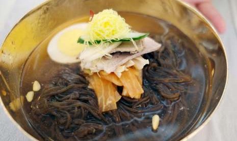 Naengmyeon, mi dingin khas Korea Utara.