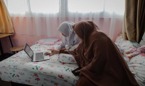 Nahda Siti Radiva siswa baru tingkat Madrasah Tsanawiyah Annajah mengikuti Masa Taaruf Siswa Madrasah secara virtual di rumahnya kawasan Kebon Jeruk, Jakarta