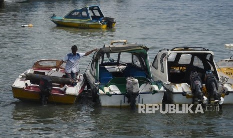 Nahkoda menyiapkan perahu cepatnya di Pelabuhan Penyebrangan Penajam Paser Utara, Kalimantan Timur, Jumat (30/8/2019). Polisi mengungkap TPPO yang mempekerjakan anak di Penajam Paser Utara.