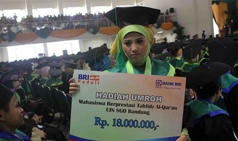 Naih, mahasiswi berprestasi penerima penghargaan berupa umroh gratis