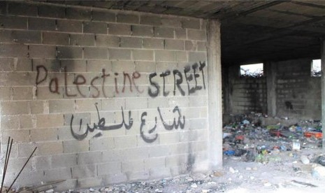 Nama Palestine Street di tembok reruntuhan Palestina