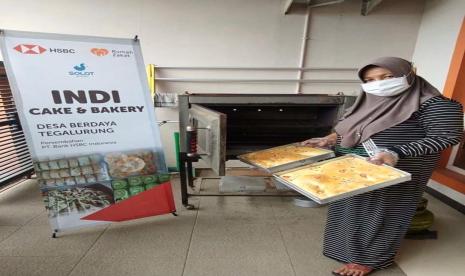 Namanya adalah Masamah, akrab dipanggil dengan sebutan Mba Amah. Perempuan ini merupakan salah satu Penerima Manfaat program UMKM Padat Karya dari Bank HSBC dengan usaha Snack dan Bakery di Des Berdaya Tegalurung, Indramayu. Usaha ini sudah digeluti Mba Amah lebih dari 5 tahun lalu.