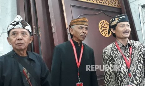 Nana Kuryana (kanan), warga Kuningan, Jawa Barat, penganut kepercayaan Sunda Wiwitan hadir di gedung Mahkamah Konstitusi bersama rekan-rekannya, Selasa (7/11).