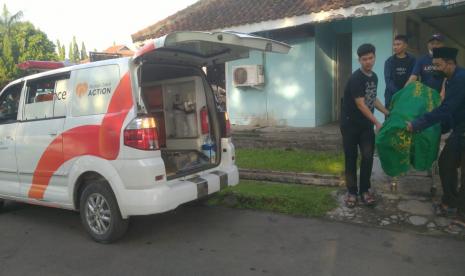 Nana Supriatna menantu dari jenazah menghubungi driver Ambulans gratis Rumah Zakat, Pak Eman Sulaeman guna meminta bantuan ambulans untuk mengantarkan jenazah mertuanya Almarhumah Ibu Asmani 