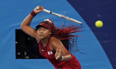 Naomi Osaka, dari Jepang, melawan Marketa Vondrousova, dari Republik Ceska, selama putaran ketiga kompetisi tenis tunggal putri di Olimpiade 2020, Selasa, 27 Juli 2021, di Tokyo, Jepang.