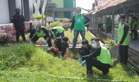 Warga binaan dan petugas Lapas Kelas IIB Tasikmalaya melakukan kegiatan bersih-bersih di halaman RSUD dr Soekardjo Kota Tasikmalaya, Jumat (5/2/2021).