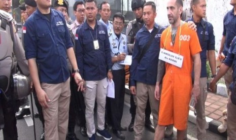 Napi Dimitar Nikolove mengarahkan polisi dan petugas penjara dalam rekonstruksi TKP.