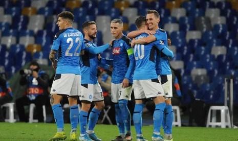 Napoli dipastikan lolos ke Babak 16 Besar Liga Champions usai menghajar Genk 4-0 di San Paolo, Italia, Rabu (11/12) dini hari WIB.