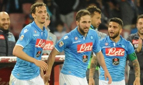 Napoli's forward Gonzalo Higuain (C) celebrates with his teammates after scoring the goal of the 2-1 during the Italian Serie A soccer match between SSC Napoli and UC Sampdoria at San Paolo Stadium in Naples, Italy, 26 April 2015.