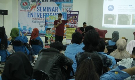 Nara sumber berbagin ilmu kewirausahaan kepada mahasiswa AMIK BSI Sukabumi.