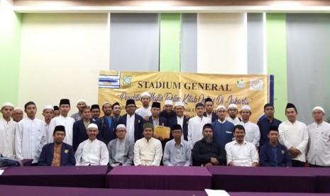  Nara sumber dan peserta stadium general ekspos hasil rset majelis taklim kitab kuning online DKI Jakarta berfoto bersama seusai penyampaian hasil riset Jakarta Islamic Centre (JIC).