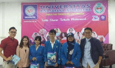 Nara sumber memberikan souvernir kepada peserta yang memberikan pertanyaan di acara Talkshow Tokoh Milenial UBSI Kampus Salemba 22 Jakarta.