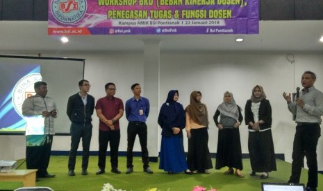 Nara sumber mengajarkan personal development untuk meningkatkan skill para dosen AMIK BSI Pontianak.  