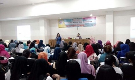 Nara sumber menyampaikan pemaparan pada seminar tentang teknik melamar kerja dan interview di BSI Jatiwaringin Jakarta, Selasa (19/4). 