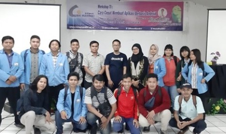 Nara sumber (posisi di tengah, menggunakan kaos bertuliskan dicoding) dengan beberapa peserta workshop.