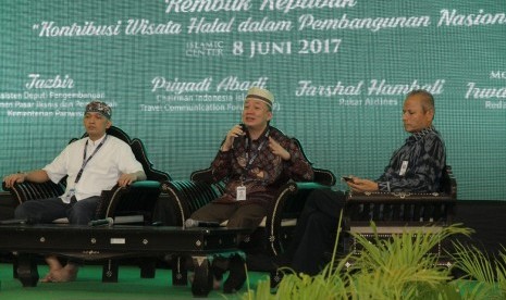 Nara sumber Rembuk Republik tentang wisata halal, Mataram, Kamis (8/6),konsultan penerbangan Farshal Hambali, Chairman IITCF  Priyadi Abadi dan Asisten Deputi Pengembangan Segmen Pasar Bisnis  dan Pemerintah Kementerian Pariwisata  Tazbir (dari kiri ke kanan).