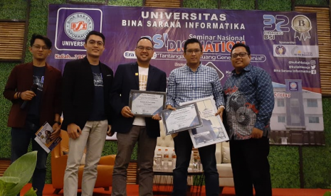 Nara sumber seminar BSI Digination berfoto bersama dengan MC, moderator dan kepala UBSI Kampus  Ciledug.