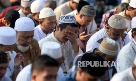  Narapidana dan petugas lapas melaksanakan salat Idul Fitri di Rutan Kelas I Cipinang, Jakarta, Rabu (6/7). (Republika/Prayogi)