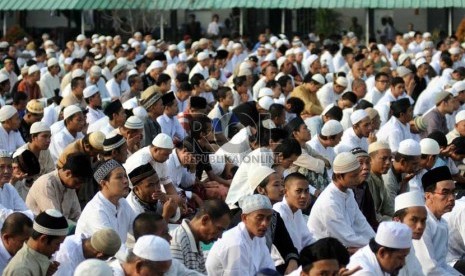  Narapidana Lembaga Permasyarakatan melaksanakan Shalat Ied 1434 H di LP Cipinang, Jakarta Timur, Kamis (8/8). (Repubika/Wihdan)