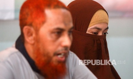 Narapidana terorisme Umar Patek (kiri) beserta istrinya Gina Gutierez atau Ruqayyah binti Husein Luceno, memberikan keterangan pers seusai menerima surat keputusan di Lapas Kelas 1 Surabaya di Porong, Sidoarjo, Jawa Timur, Rabu (20/11/2019). 