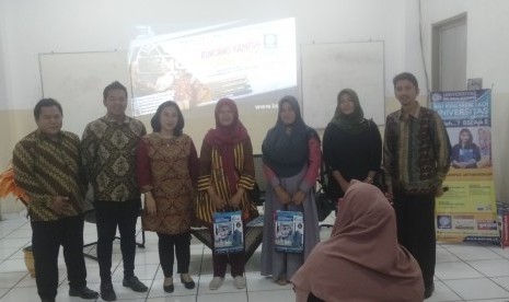 Narasumber Bincang Kampus UBSI Jatiwaringin berfoto bersama dengan dua orang penanya.