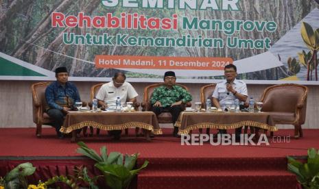 Narasumber memberikan paparan dalam seminar Rehabilitasi Mangrove untuk Kemandirian Umat di Medan, Sumatra Utara, Rabu (11/12/2024). 