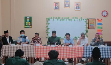 Narasumber Seminar Pendidikan Menjadi Guru Sepenuh Hati, Wujudkan Pendidikan Humanis Menuju Indonesia Emas yang diadakan oleh Sekolah Islam Al-Iman (dari kanan ke kiri): Irwan Kelana, Prof Awaluddin Tjalla, Rahmat Syehani, Khairunnas, Dadeng Wahyudi, Deni Hardiana dan Evi Afrizal Rusdi.