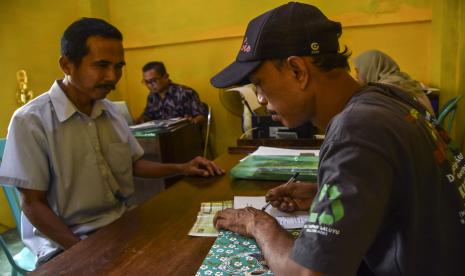 Nasabah melakukan pembayaran pajak (ilustrasi). Pemerintah Kota (Pemkot) Malang melalui Badan Pendapatan Daerah (Bapenda) telah mengumumkan jadwal pemutihan denda administrasi pajak