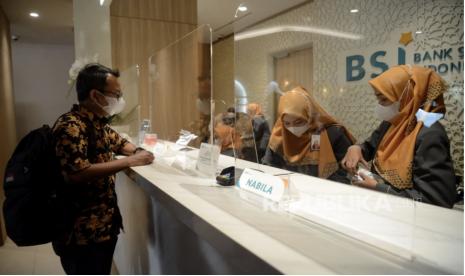 Nasabah bertransaksi di Bank Syariah Indonesia (BSI).