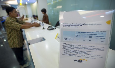 Nasabah bertransaksi keuangan di Bank Mandiri, Jakarta, Jumat (18/3).