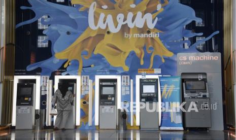 Nasabah bertransaksi melalui mesin anjungan tunai mandiri (ATM) Bank Mandiri (ilustrasi). 96 persen transaksi di Bank Mandiri dapat dilakukan secara digital hingga kuartal I 2022.