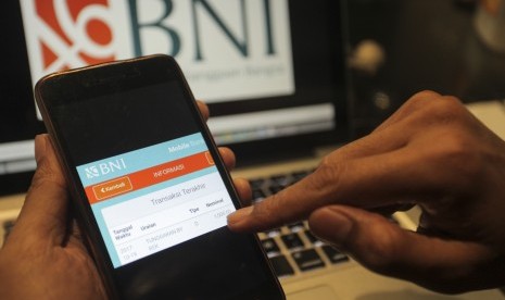 Nasabah BNI mengecek adanya bukti transaksi pembayaran atau potongan Tunggakan by rek sebesar Rp1000 melalui SMS Banking BNI di Jakarta, Kamis (20/10).