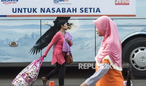 Nasabah BRI membawa tas sebelum pelepasan bus udik gratis Bersama BRI di kawasan Senayan, Jakarta. (ilustrasi)