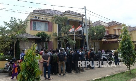 Nasabah Koperasi Simpan Pinjam (KSP) Pandawa Mandiri Grup mendatangi rumah sewaan Pimpinan KSP Pandawa Mandiri Grup Salman Nuryanto di Perumahan Palam Ganda, Depok, Jawa Barat, Rabu (1/2).