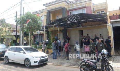 Nasabah Koperasi Simpan Pinjam (KSP) Pandawa Mandiri Grup mendatangi rumah sewaan Pimpinan KSP Pandawa Mandiri Grup Salman Nuryanto di Perumahan Palam Ganda, Depok, Jawa Barat, Rabu (1/2).